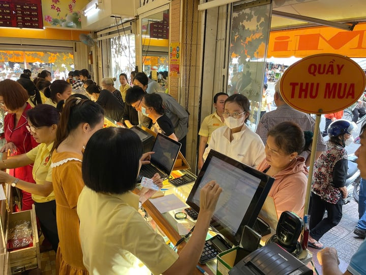 Các tiệm vàng luôn trong cảnh chen lấn mua bán suốt hơn 1 năm qua khi giá vàng biến động dữ dội. (Ảnh: H. Linh)