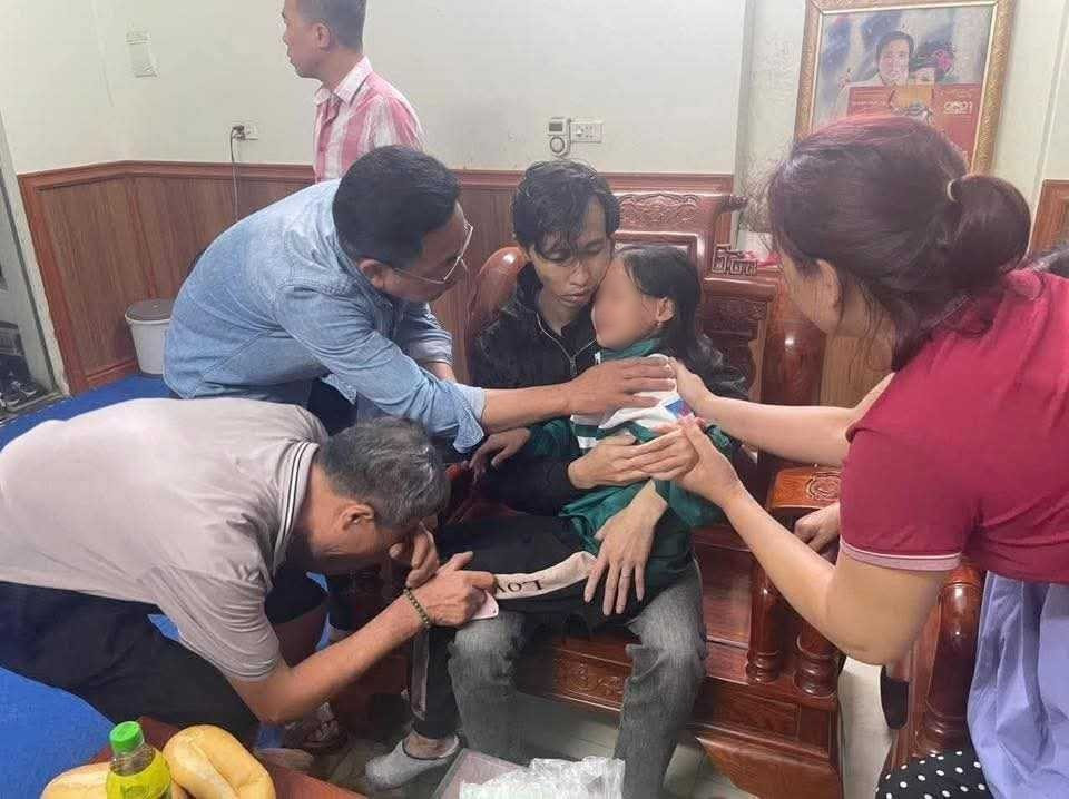 Lời kể vụ bé gái 9 tuổi bị kề dao khống chế: Cả gia đình quỳ gối van xin, kẻ bắt cóc lạnh lùng đáp một câu khiến ai cũng chết lặng- Ảnh 9.