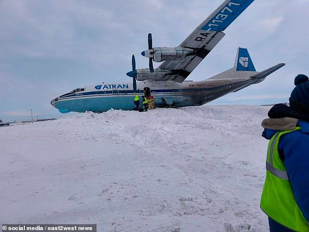 Máy bay trượt khỏi đường băng khi hạ cánh, clip 26 giây quay lại toàn cảnh khó tin- Ảnh 2.