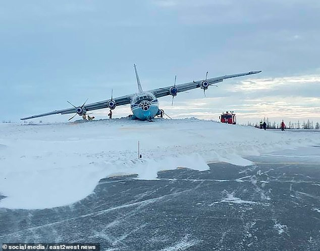 Máy bay trượt khỏi đường băng khi hạ cánh, clip 26 giây quay lại toàn cảnh khó tin- Ảnh 1.