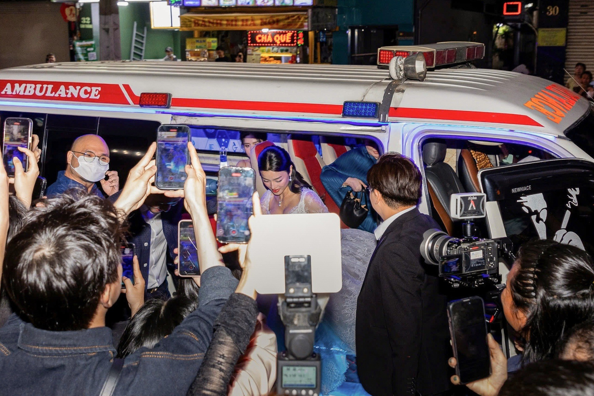 Truy tìm xe cứu thương hú còi inh ỏi chở nghệ sĩ tới thảm đỏ ở TPHCM ảnh 3