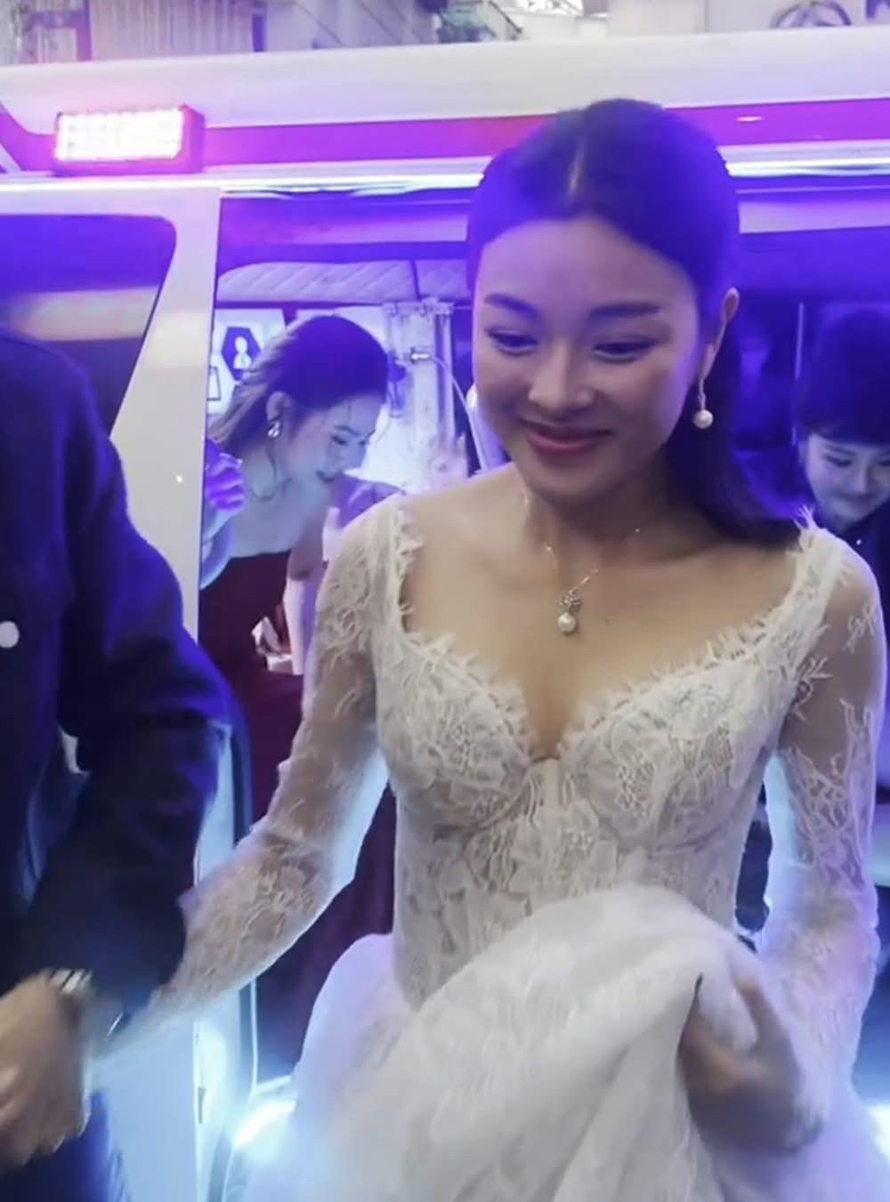 Truy tìm xe cứu thương hú còi inh ỏi chở nghệ sĩ tới thảm đỏ ở TPHCM ảnh 5