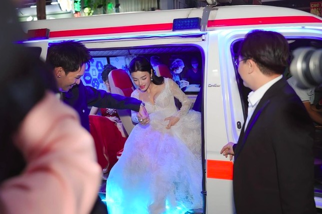 Vụ nghệ sĩ tới thảm đỏ bằng xe cấp cứu: Có thể bị xem xét xử lý về tội danh 'Gây rối trật tự công cộng' ảnh 1