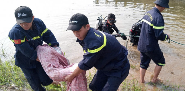 Xót xa cảnh người bố bần thần, đau đớn bên thi thể con trai bị đuối nước: Vừa được tặng chiếc tủ sách mới còn chưa kịp dùng- Ảnh 1.