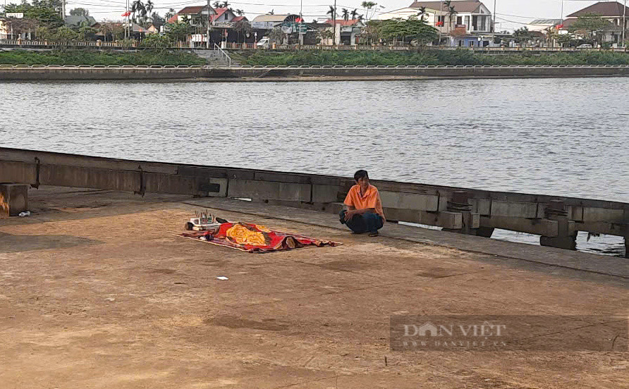 Xót xa cảnh người bố bần thần, đau đớn bên thi thể con trai bị đuối nước: Vừa được tặng chiếc tủ sách mới còn chưa kịp dùng- Ảnh 2.