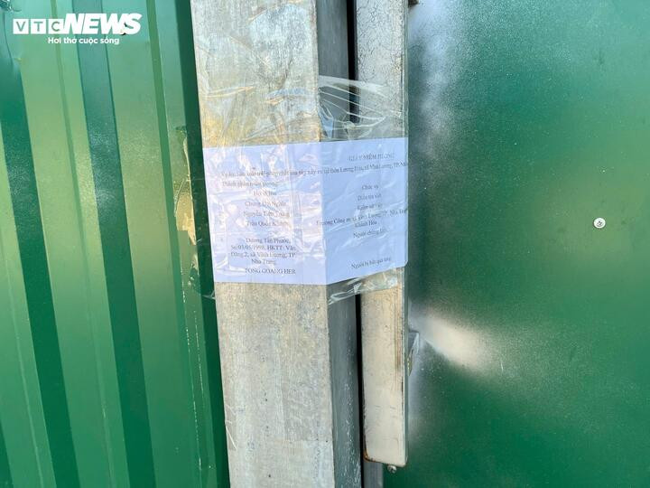 Xưởng sản xuất đã bị niêm phong.