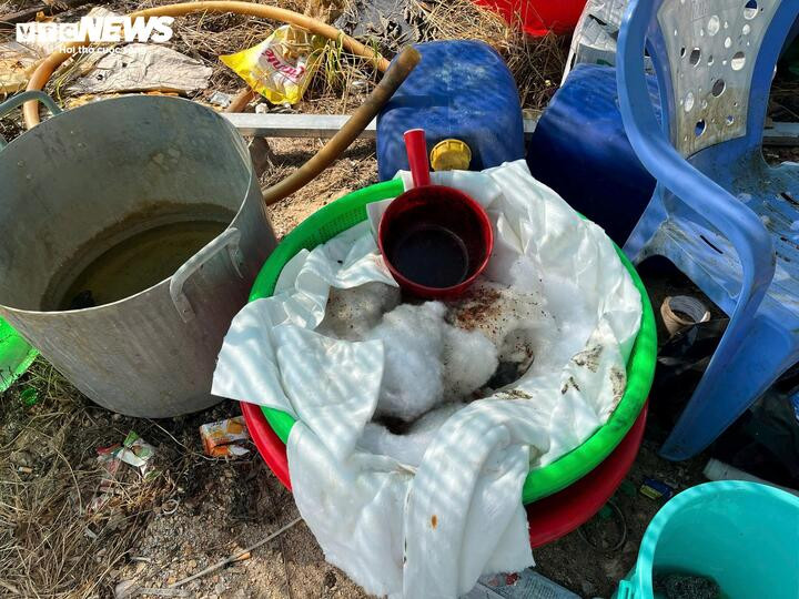 Nhiều vật dụng bên ngoài xưởng.