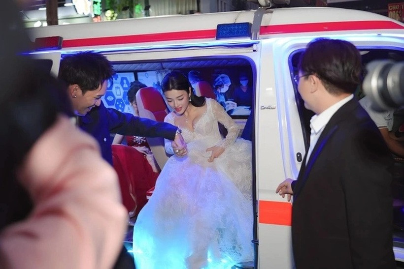 Các diễn viên di chuyển đến sự kiện bằng xe cứu thương. Ảnh: Tuổi trẻ Online