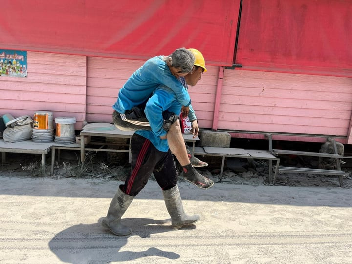 Một số công nhân làm việc tại công trình tòa nhà đang xây bị đổ.