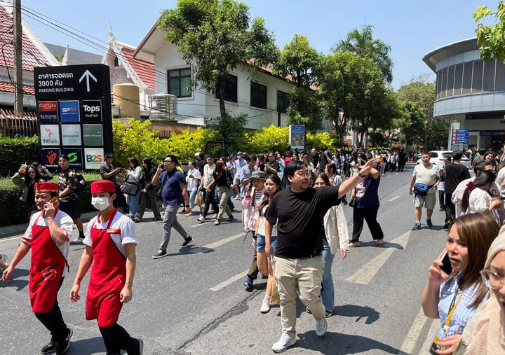 Tâm chấn cách thành phố Mandalay, thành phố lớn thứ hai của Myanmar, nơi có dân số khoảng 1,5 triệu người, khoảng 17,2 km. Hiện tại, Myanmar vẫn chưa đưa ra thông tin về thiệt hại.