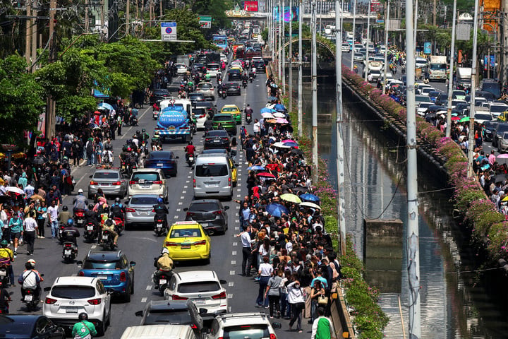Người dân sơ tán do động đất ở Thái Lan. Bên ngoài, hàng trăm người tụ tập dưới ánh nắng mặt trời buổi chiều, trong khi các nhân viên mang theo bộ dụng cụ y tế giúp đỡ những người cao tuổi và những người bị sốc. (Ảnh: Reuters)