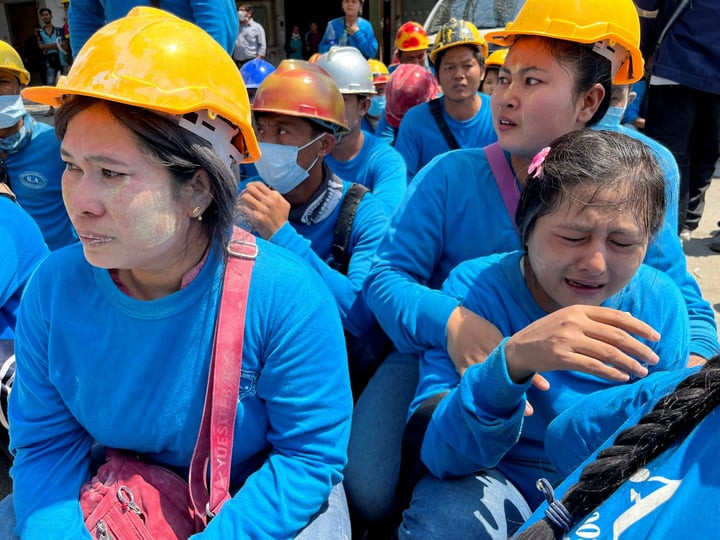 Các công nhân bị sốc và hoảng loạn.