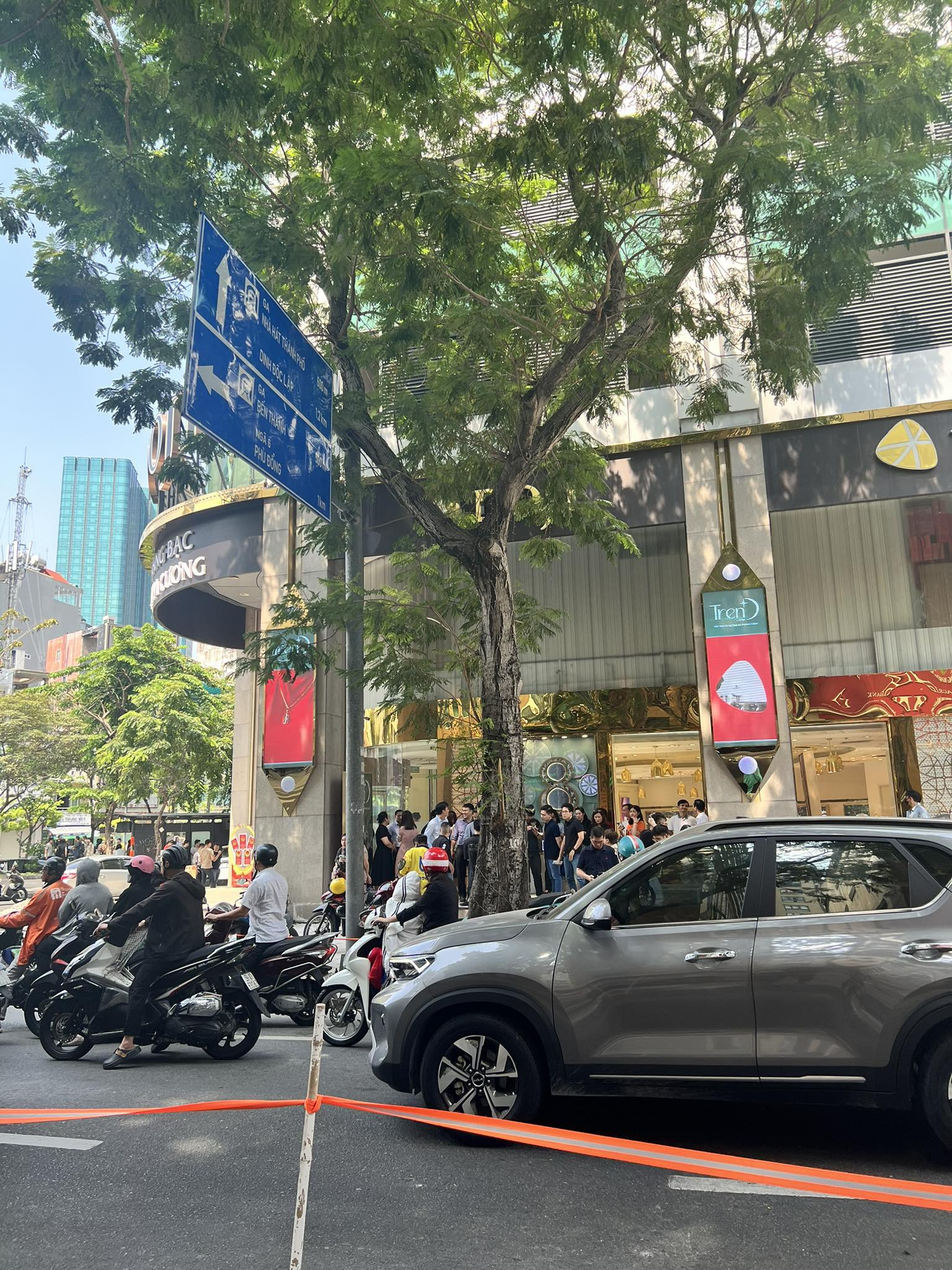 Hiện trường động đất ở Hà Nội, TP.HCM: Người dân hoảng sợ, cửa nhà đập liên hồi, đèn chùm lắc như muốn gãy đôi - Ảnh 4.