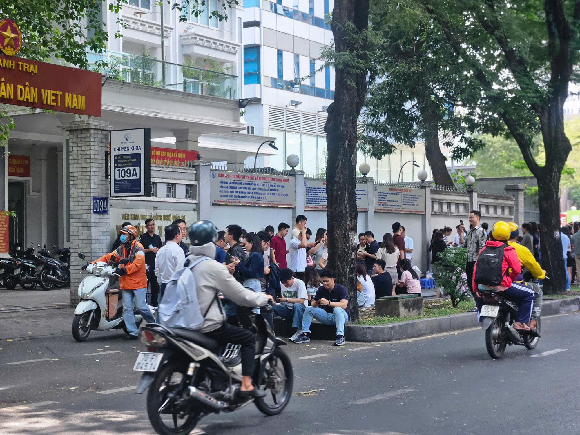 Hiện trường động đất ở Hà Nội, TP.HCM: Người dân hoảng sợ, cửa nhà đập liên hồi, đèn chùm lắc như muốn gãy đôi - Ảnh 5.