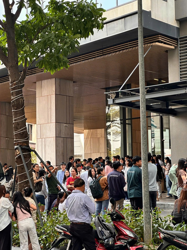 Hiện trường động đất ở Hà Nội, TP.HCM: Người dân hoảng sợ, cửa nhà đập liên hồi, đèn chùm lắc như muốn gãy đôi - Ảnh 6.