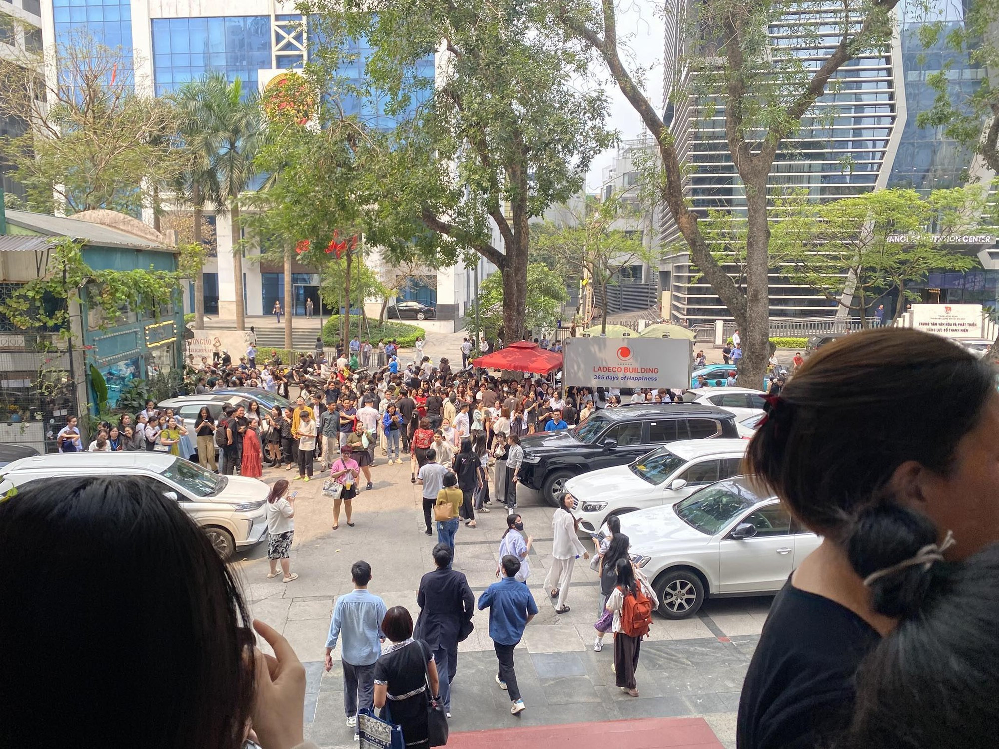 Hiện trường động đất ở Hà Nội, TP.HCM: Người dân hoảng sợ, cửa nhà đập liên hồi, đèn chùm lắc như muốn gãy đôi - Ảnh 1.