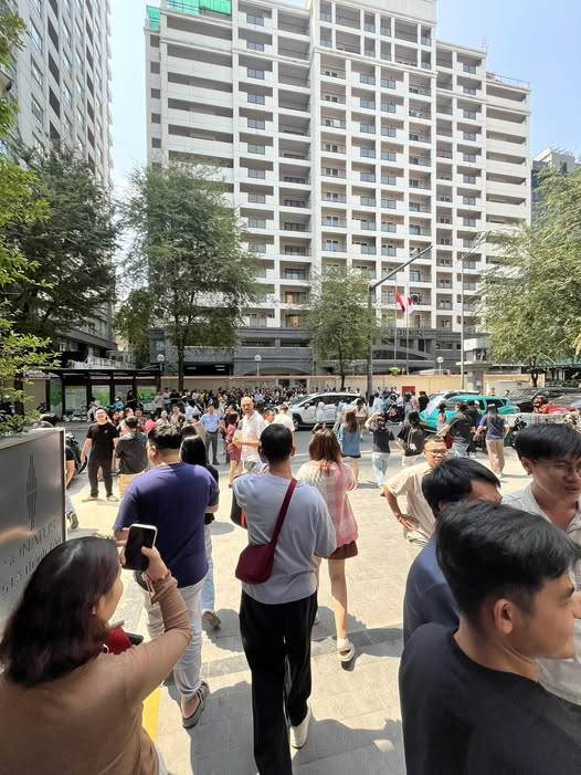 Hiện trường động đất ở Hà Nội, TP.HCM: Người dân hoảng sợ, cửa nhà đập liên hồi, đèn chùm lắc như muốn gãy đôi - Ảnh 3.