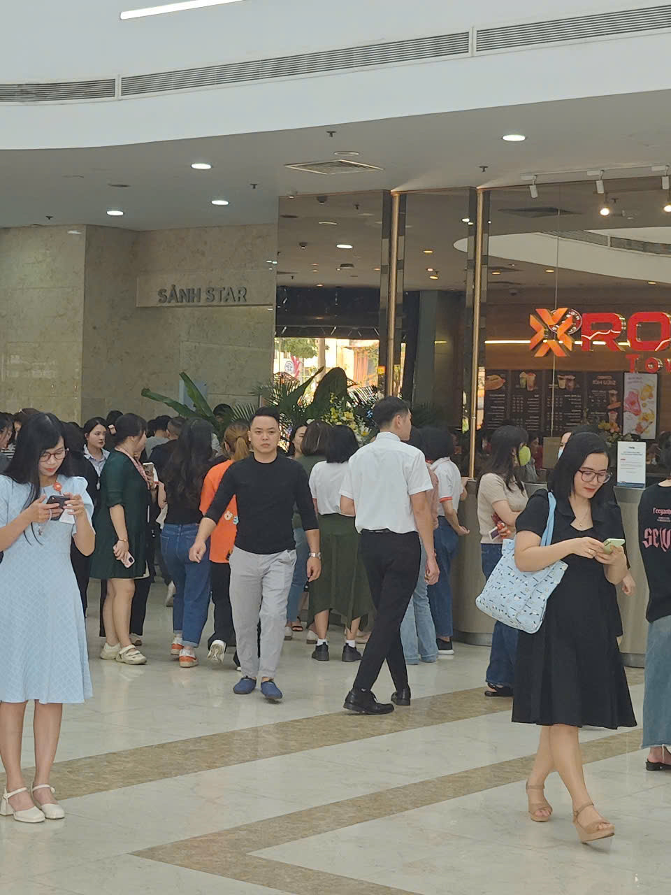 Hiện trường động đất ở Hà Nội, TP.HCM: Người dân hoảng sợ, cửa nhà đập liên hồi, đèn chùm lắc như muốn gãy đôi - Ảnh 2.