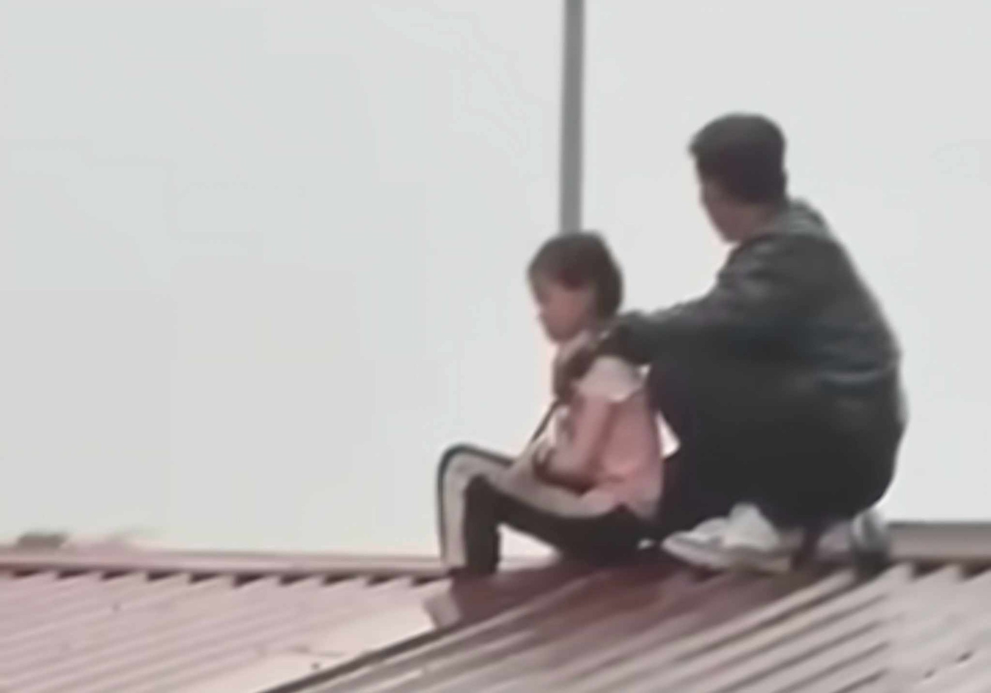 Hoàn cảnh đáng thương của bé gái 9 tuổi bị giữ làm con tin ở Bắc Ninh: Bố mẹ đã ly hôn, mẹ đau đớn biết con gặp nạn khi đang lướt mạng xã hội- Ảnh 3.