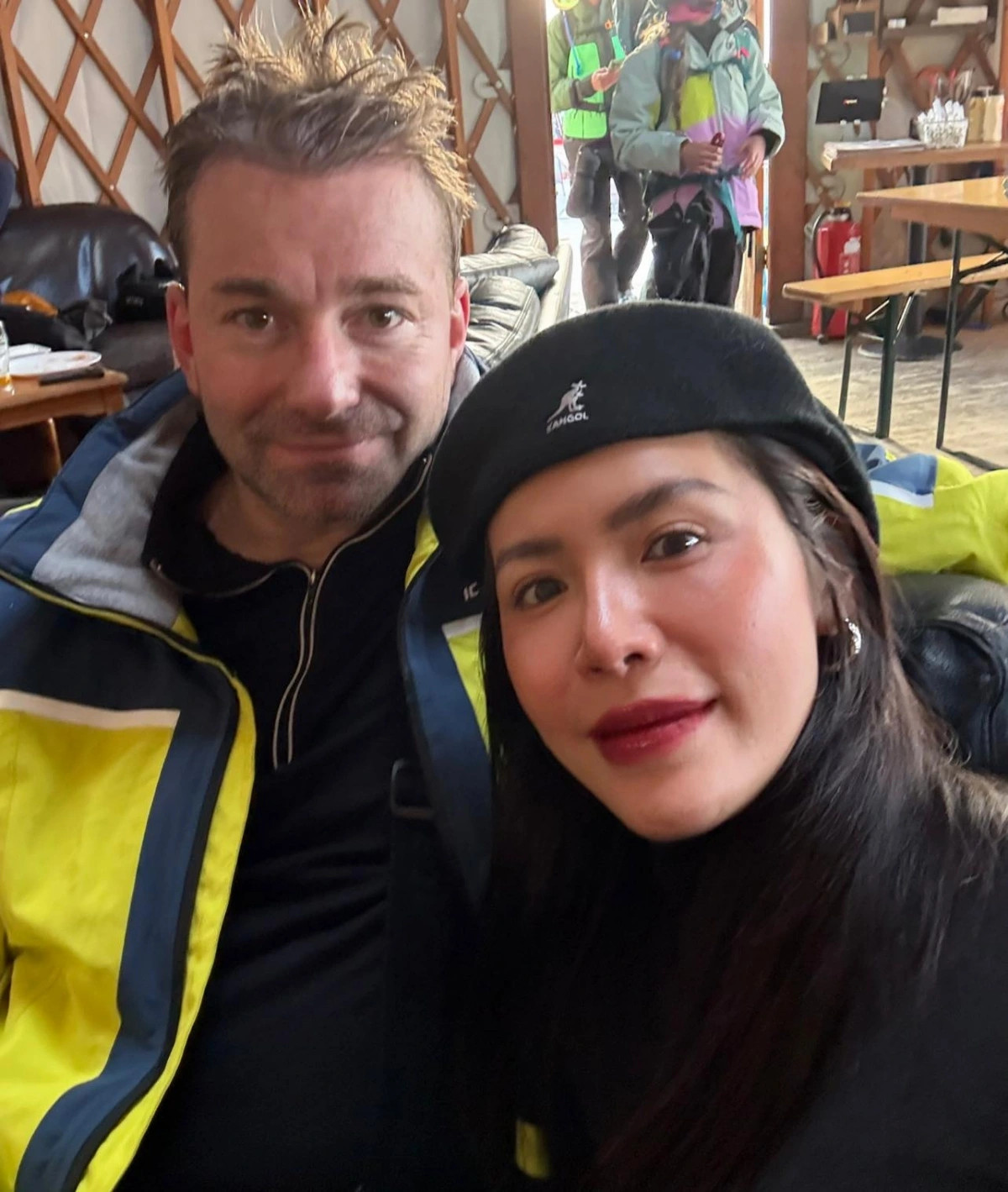 hon nhan hanh phuc cua sieu mau minh tu va chong tay hinh anh 8