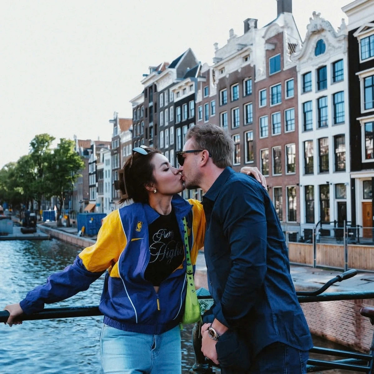 hon nhan hanh phuc cua sieu mau minh tu va chong tay hinh anh 5