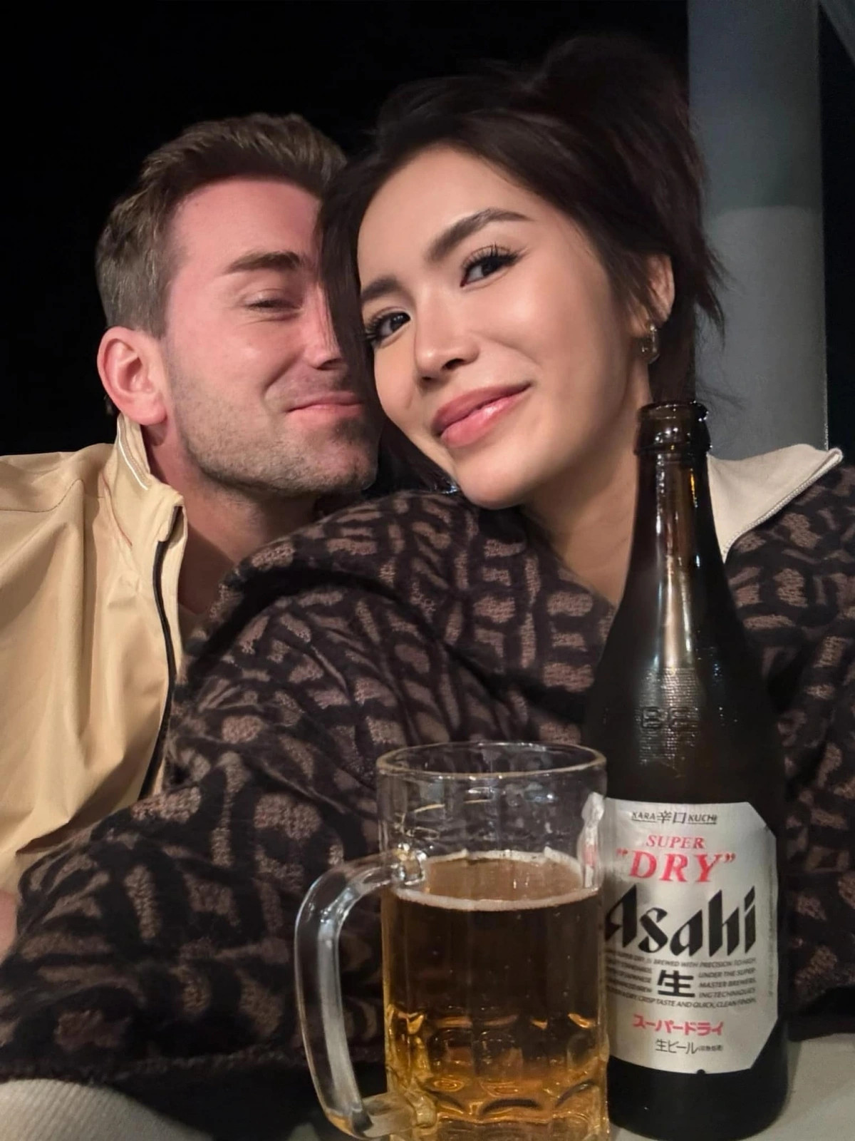 hon nhan hanh phuc cua sieu mau minh tu va chong tay hinh anh 4