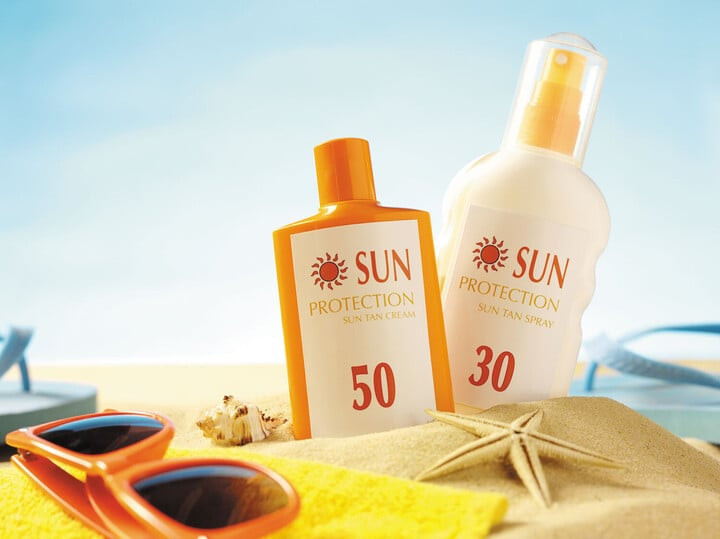 Kem chống nắng hóa học thẩm thấu vào da và hấp thụ tia UV, chuyển hóa chúng thành nhiệt và giải phóng ra ngoài. (Ảnh: Blob.core)