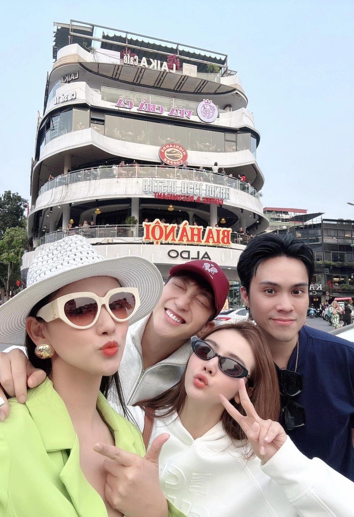 nghe si viet check-in cung ham ca map truoc khi cong trinh bi pha bo hinh anh 1