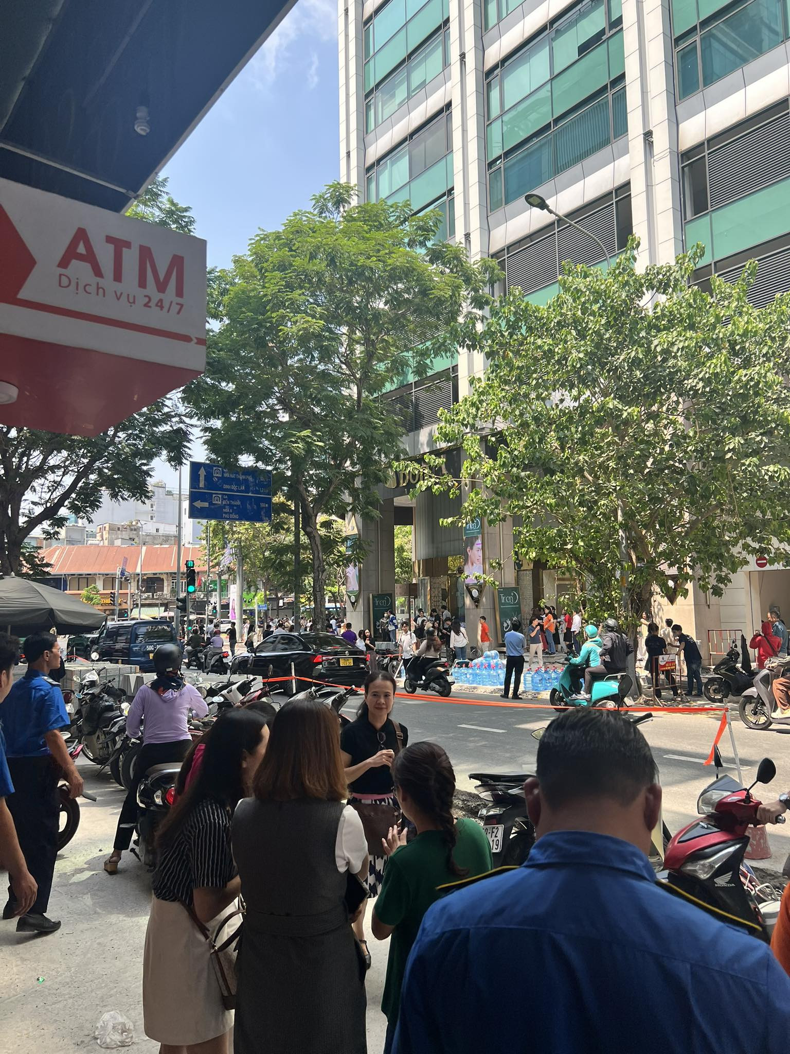 NÓNG: Rung lắc liên tục ở Hà Nội và TP.HCM khiến nhiều người chóng mặt, nháo nhào chạy từ tầng cao xuống đất- Ảnh 5.