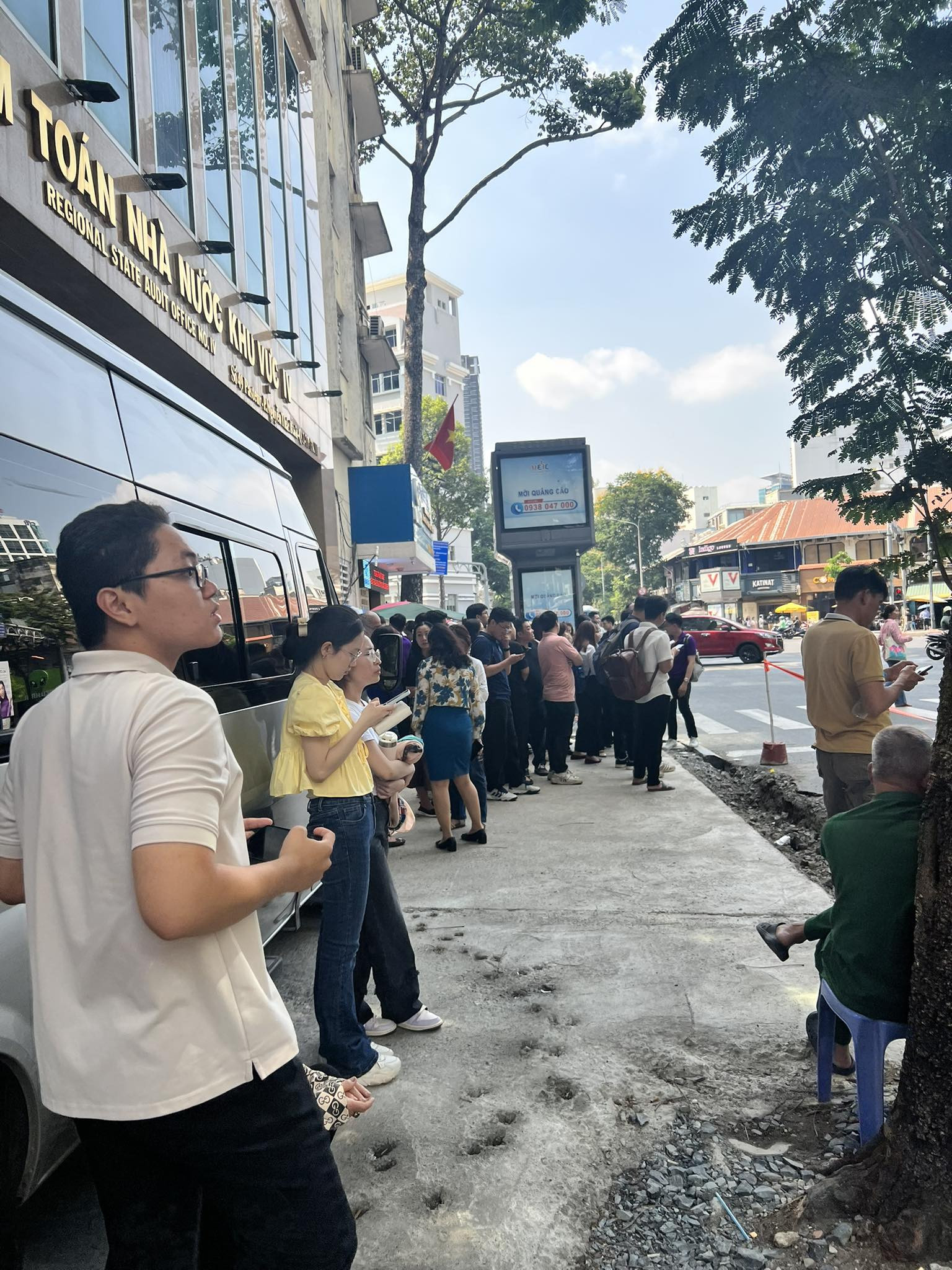 NÓNG: Rung lắc liên tục ở Hà Nội và TP.HCM khiến nhiều người chóng mặt, nháo nhào chạy từ tầng cao xuống đất- Ảnh 4.