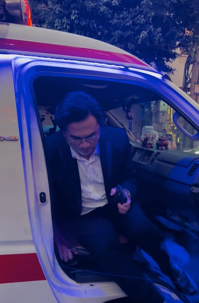 NSƯT Đại Nghĩa xin lỗi vụ ngồi trên xe cứu thương đến họp báo: 'Tôi phạm phải sai lầm' ảnh 1