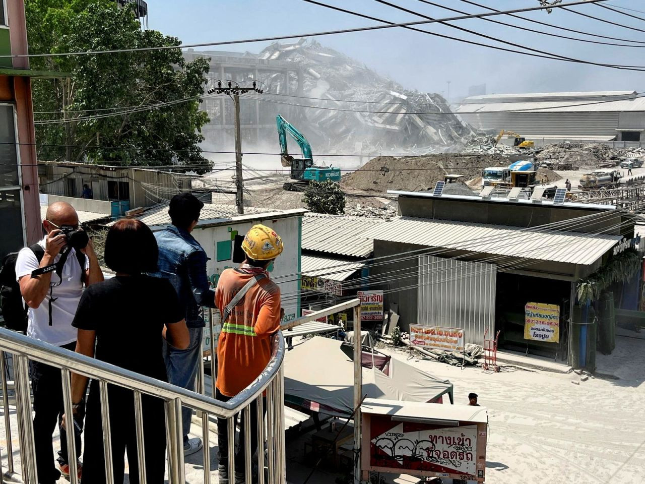 Video: Cây cầu lớn sụp đổ trong tích tắc tại Myanmar giữa trận động đất 7,7 độ, người dân kể lại khoảnh khắc tử thần- Ảnh 1.