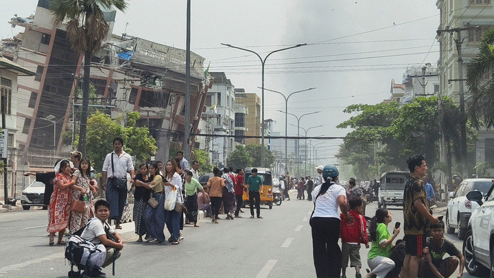 Người dân tránh động đất ở Myanmar. (Ảnh: Reuters)