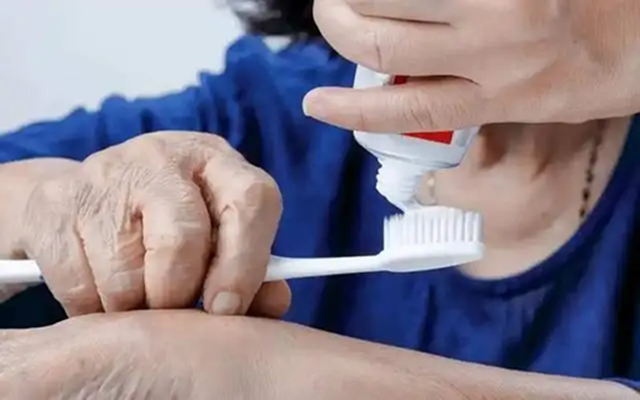 Chuyên gia: Sau 50 tuổi, thà không đánh răng còn hơn giữ 4 thói quen đánh răng này- Ảnh 1.