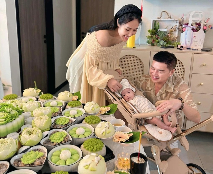 Quang Minh và bạn gái tổ chức đầy tháng cho con trai.