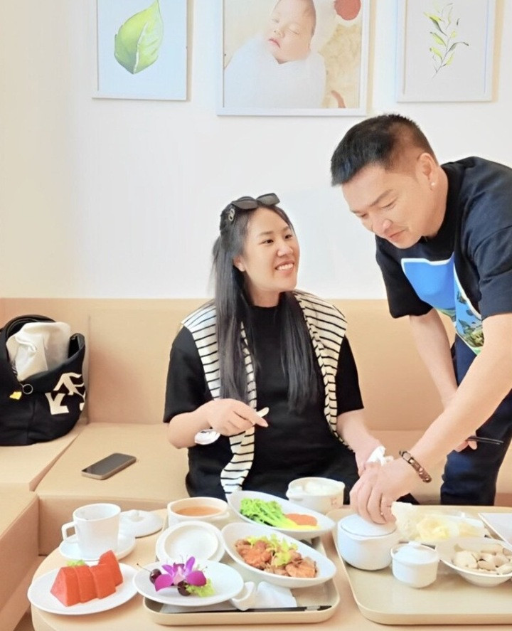 Nam diễn viên chăm sóc bạn gái chu đáo.