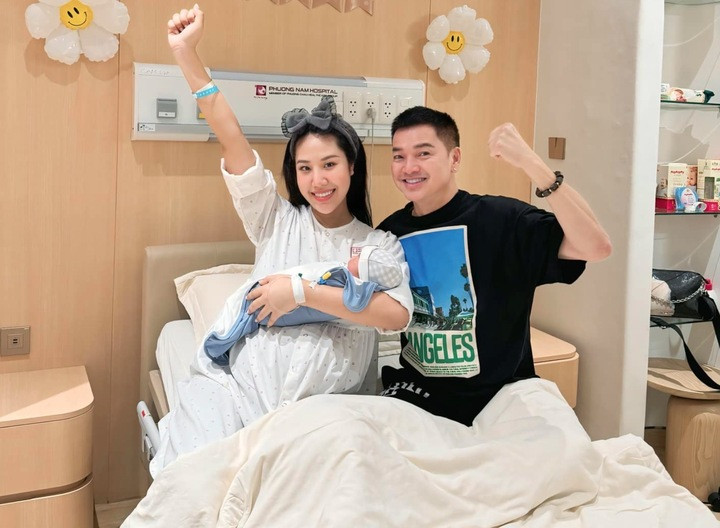 Quang Minh đón con trai đầu lòng ở tuổi 65.