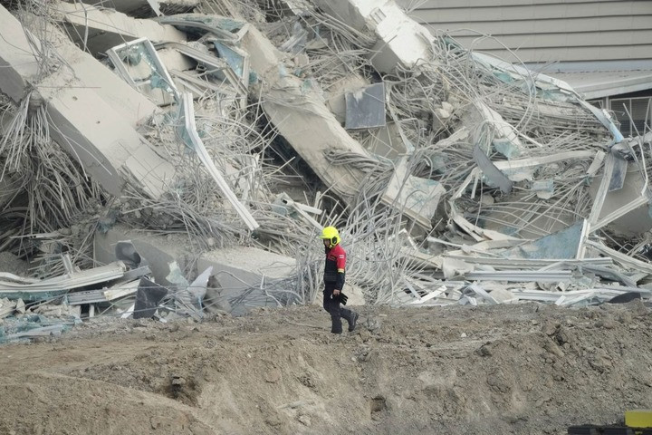 Trận động đất làm sập và hư hại nhiều cơ sở hạ tầng.