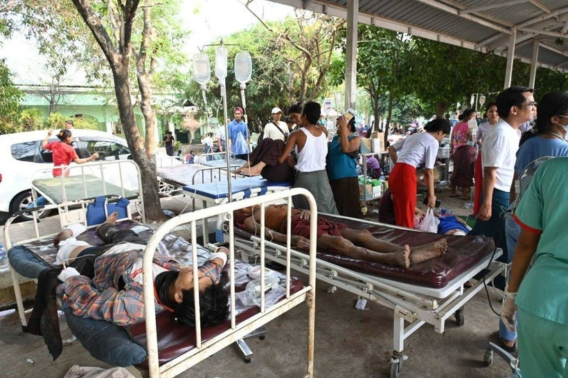 Các bệnh viện ở đây đang kêu gọi người dân hiến máu để hỗ trợ các nạn nhân. Ảnh: Myanmar Now.
