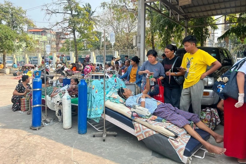 Dịch truyền chảy từ cánh tay, tạo nên khung cảnh hỗn loạn. Ảnh:&nbsp;The New York Times.