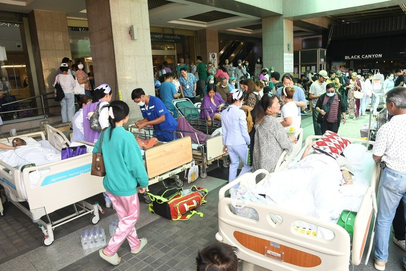 Cảnh hỗn loạn bên ngoài một bệnh viện tại Thái Lan. Ảnh:&nbsp;Khaosod Online.