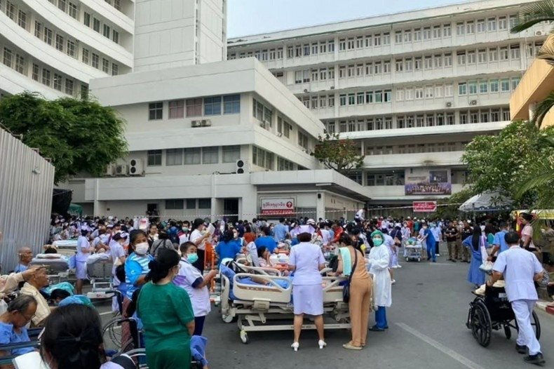 Ít nhất 3 người đã tử vong và hơn 88 người vẫn mất tích sau khi một tòa nhà 30 tầng tại Bangkok đổ sập. Ảnh: Bangkok Post.