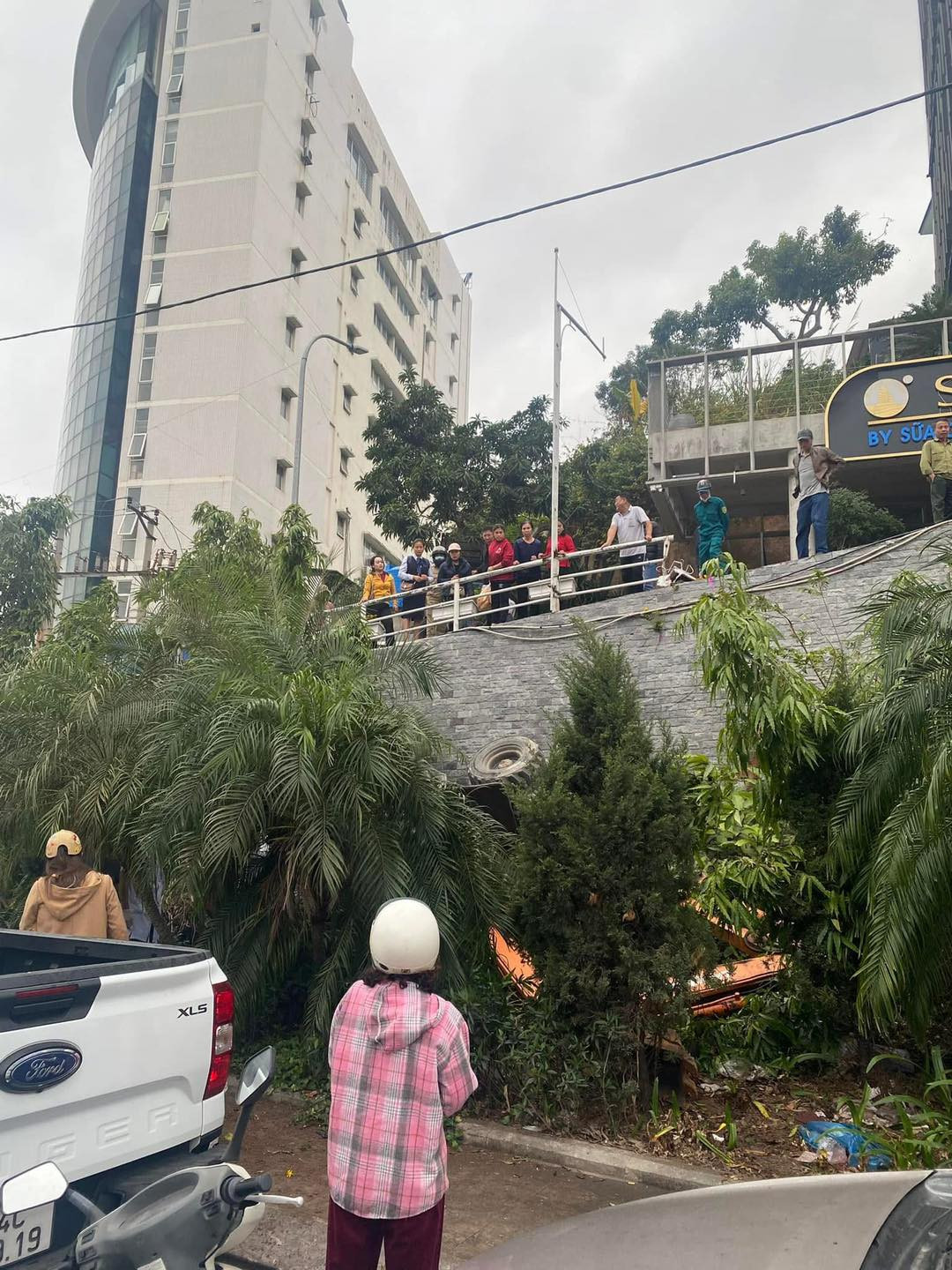 Có thể là hình ảnh về 9 người và văn bản cho biết '口 XL5 19'