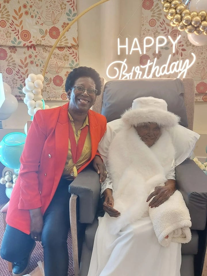 Cựu thị trưởng Brent Orleen Hylton đã tham dự lễ kỷ niệm sinh nhật lần thứ 107 của Mary Thomas. (Ảnh: SWNS)