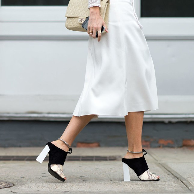 Cùng một trào lưu giày nhưng vài khác biệt nhỏ khiến bạn bắt trend không dính ảnh 1