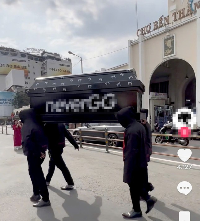 Lời khai của nhóm người liên quan vụ khiêng quan tài trước chợ Bến Thành ảnh 1