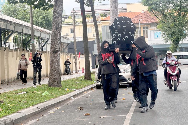Lời khai của nhóm người liên quan vụ khiêng quan tài trước chợ Bến Thành ảnh 2