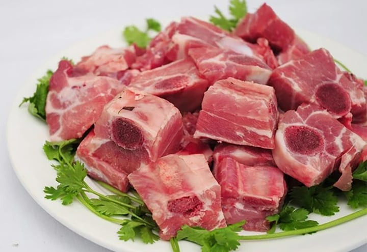 Cách phân biệt sườn non và sườn già heo: Sườn non có phần xương nhỏ và mềm, thường có sụn. (Ảnh: Dalat GAP)