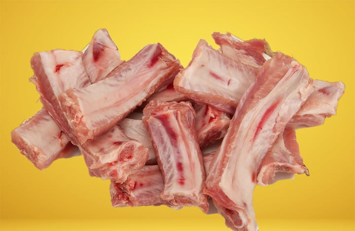 Sườn già có xương to và cứng hơn.