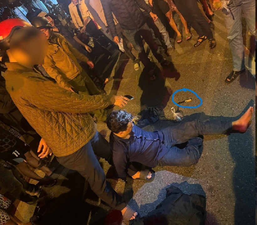 Pháp bị khống chế tại hiện trường cùng con dao, hung khí gây án. Ảnh: Thanh Niên